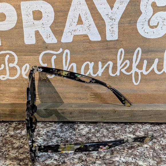 Stylish Black Sunglasses - Picture 4 of 7